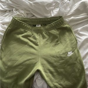 Never worn men’s medium Nike club fleece green sweats!
